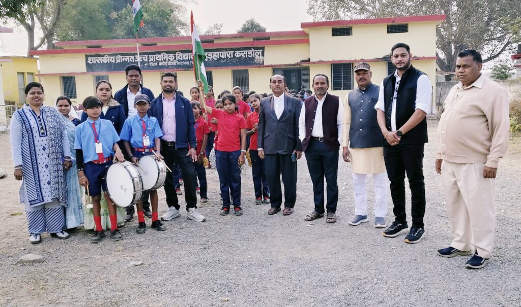 संयुक्त शासकीय विद्यालय हड़हापारा में पार्षद भानु प्रताप साहू ने किया ध्वजारोहण