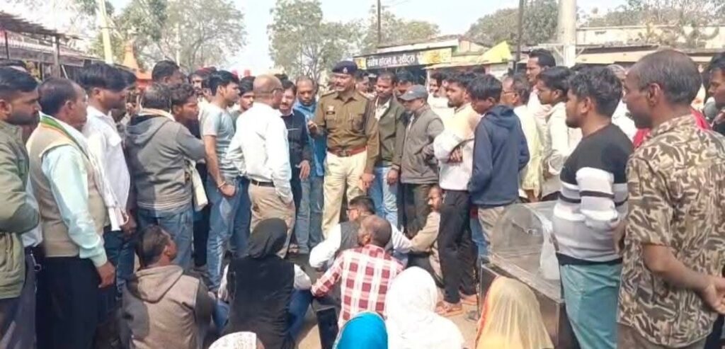 जांजगीर-चांपा  21 वर्षीय युवती की निर्मम हत्या, शव को लेकर परिजनों का चक्का जाम, फांसी की सजा की मांग