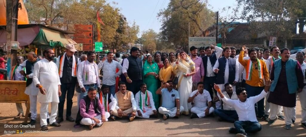 प्रदेश सरकार के खिलाफ ब्लॉक कांग्रेस कसडोल का धरना प्रदर्शन