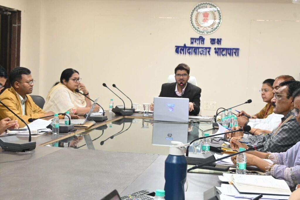 भौतिक सत्यापन के बाद ही टोकन अनुसार धान खरीदी हो — कलेक्टर  बिचौलियों पर सख्त कार्रवाई के निर्देश, समय-सीमा बैठक में विभागीय कार्यों की समीक्षा