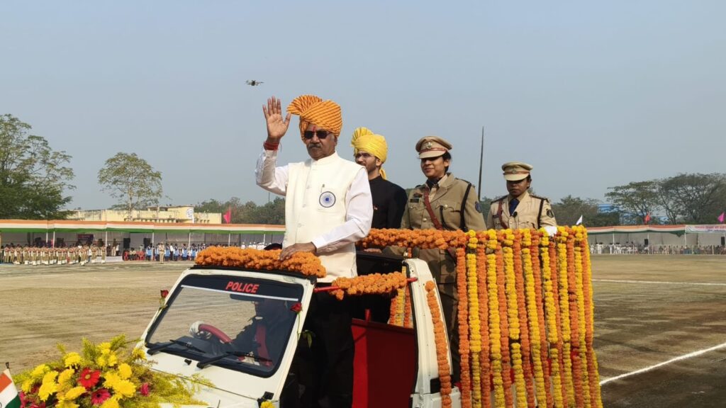 हर्षाेल्लास के साथ जिले में मनाया गया गणतन्त्र दिवस सांसद श्री बृजमोहन अग्रवाल ने पं. चक्रपाणी शुक्ल हाई स्कूल मैदान में फहराया तिरंगा