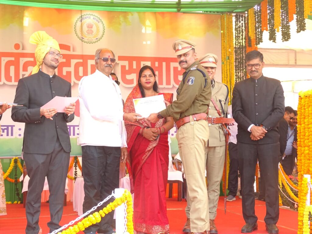 गणतंत्र दिवस समारोह में उत्कृष्ट प्रदर्शन पर बलौदाबाजार-भाटापारा पुलिस सम्मानित