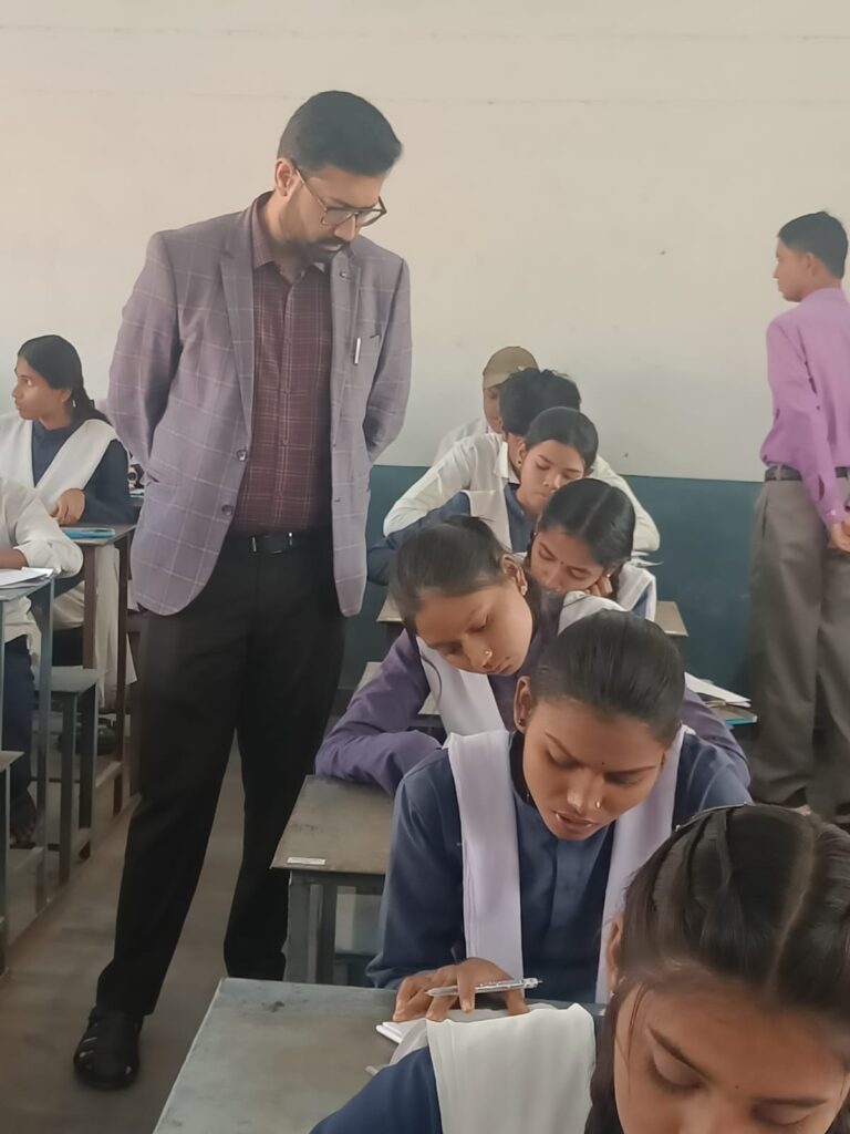 महासमुंद में बोर्ड परीक्षा का निरीक्षण: कलेक्टर ने स्कूलों का किया भ्रमण