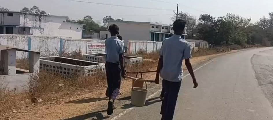 शिक्षा के मंदिर में ‘मजदूरी’: जांजगीर-चांपा में छात्रों से पानी भरवाते दिखे प्राचार्य, वीडियो वायरल