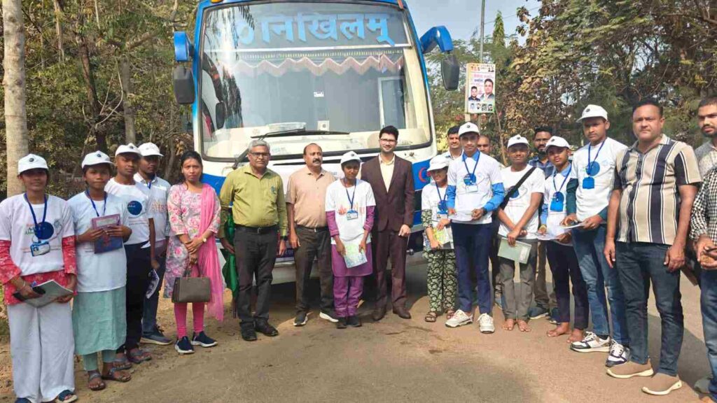 कलेक्टर ने स्कूली बच्चों को शैक्षणिक भ्रमण हेतु विशाखापट्टनम के लिए किया रवाना