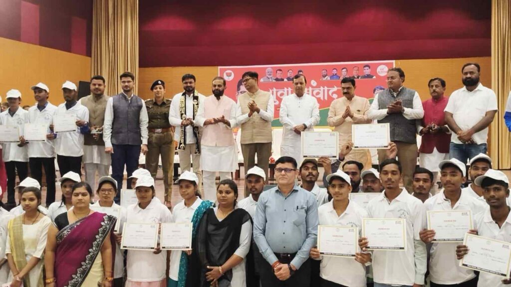 युवा संवाद कार्यक्रम बलौदाबाजार केंद्रीय बजट 2026-27 पर वित्त मंत्री ओ.पी. चौधरी का मार्गदर्शन, 61 युवाओं को रोजगार नियोजन पत्र