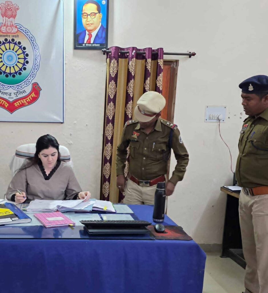 राजनांदगांव पुलिस चौकी मोहारा का एसपी अंकिता शर्मा ने किया औचक निरीक्षण, व्यवस्थागत सुदृढ़ीकरण व जनसंवाद पर दिया जोर