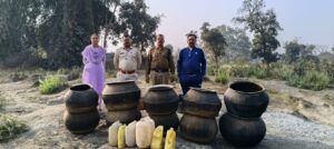 आबकारी की टीम ने 1 लाख 70 हजार रुपये का अवैध शराब व लाहन किया जब्त