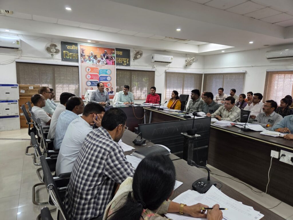 कलेक्टर ने प्रधानमंत्री आवास योजना की गहन समीक्षा की