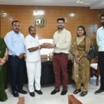 बलौदाबाजार में कलेक्टर ने सेवानिवृत्ति पर जिला पंजीयक मुरारी राम भूआर्य को किया सम्मानित