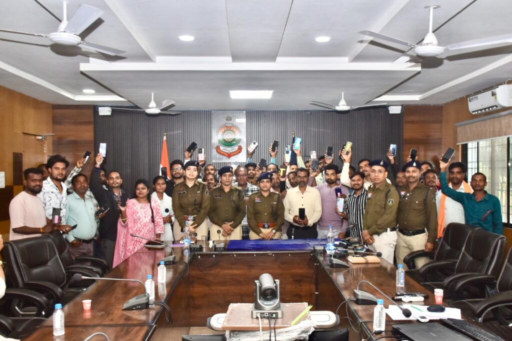 गरियाबंद पुलिस द्वारा होली से पहले आमजन को दिया तोफा, साइबर सेल की मदद से 78 गुम हुए मोबाइल को उनके मालिकों को सुपूर्द किया गया। 