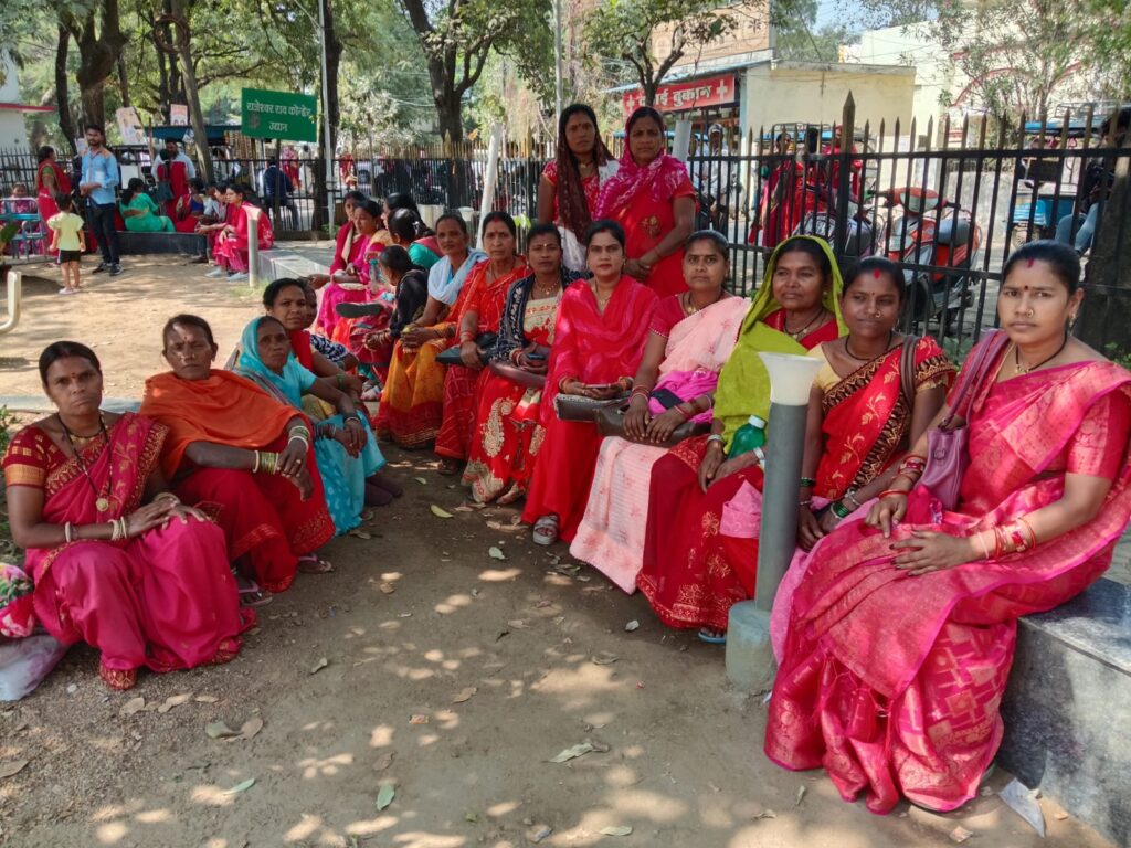 नियमितीकरण व वेतन वृद्धि की मांग पर उग्र हुआ आंदोलन: आंगनबाड़ी कार्यकर्ता-सहायिकाओं की दो दिवसीय हड़ताल, कोंहेर गार्डन से कलेक्ट्रेट तक विशाल रैली ।