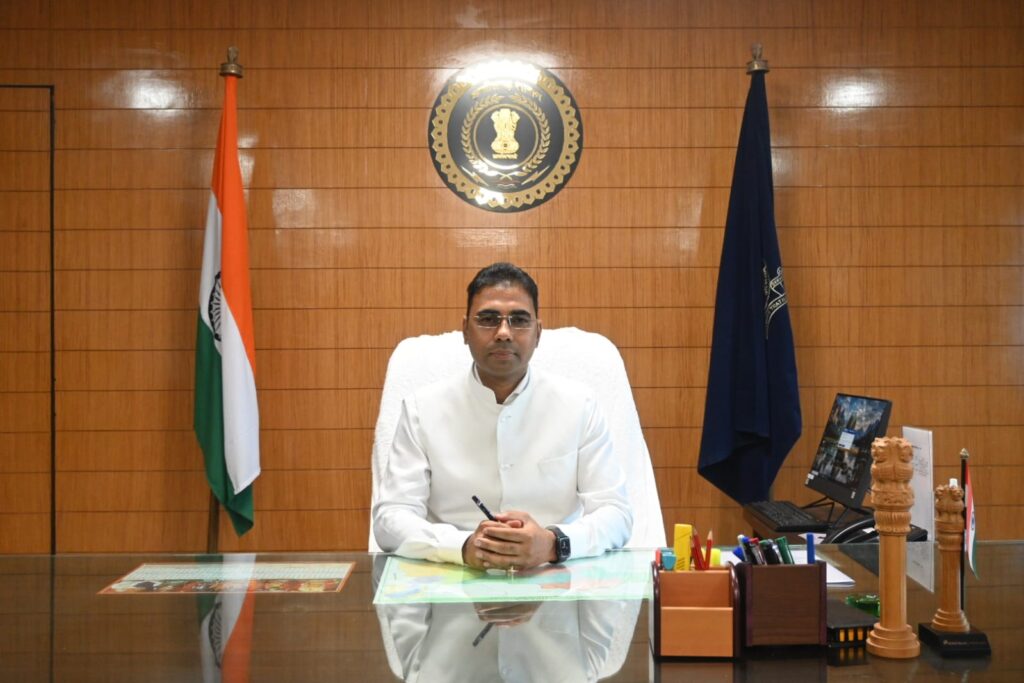 नवपदस्थ कलेक्टर कुलदीप शर्मा ने किया पदभार ग्रहण, अधिकारियों ने किया स्वागत ।