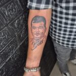 संदीप साहू के प्रति अनोखी दीवानगी: युवा नेता भागवत थवाईत ने हाथ पर बनवाया विधायक का टैटू।