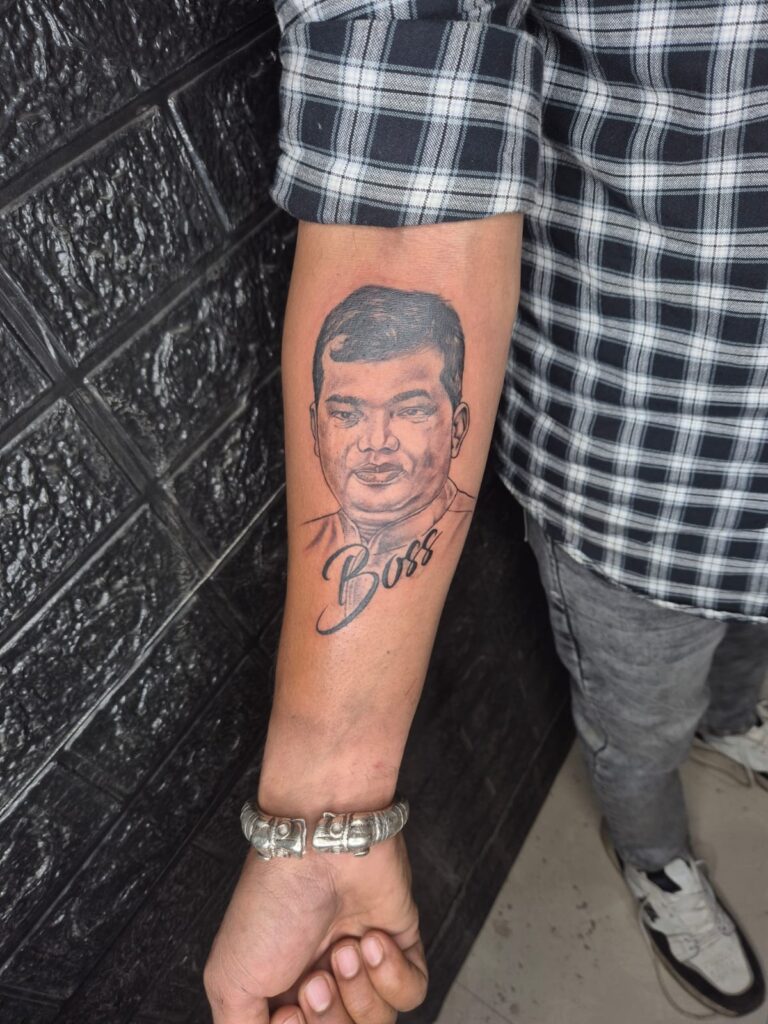 संदीप साहू के प्रति अनोखी दीवानगी: युवा नेता भागवत थवाईत ने हाथ पर बनवाया विधायक का टैटू।