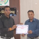 शिक्षा गुणवत्ता को लेकर कलेक्टर ने डीईओ जे.आर. डहरिया को प्रशस्ति पत्र देकर किया सम्मान