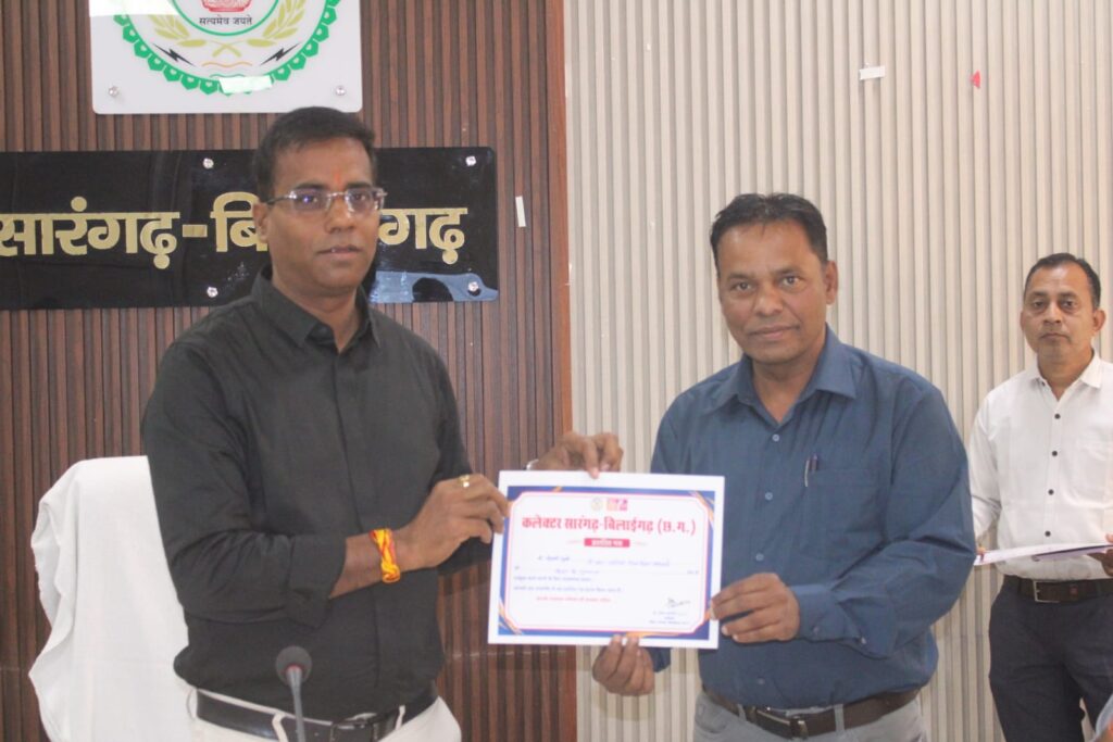 शिक्षा गुणवत्ता को लेकर कलेक्टर ने डीईओ जे.आर. डहरिया को प्रशस्ति पत्र देकर किया सम्मान