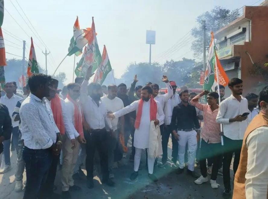 मनरेगा के मुद्दे पर कांग्रेस का कलेक्टर कार्यालय घेराव, बैरिकेड तोड़ा, पुलिस से झड़प