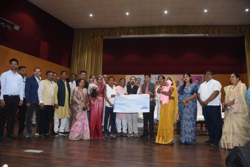 श्रम विभाग की योजनाओं का अधिक से अधिक लाभ लें श्रमिक भाई-बहन – राजस्व मंत्री श्री वर्मा