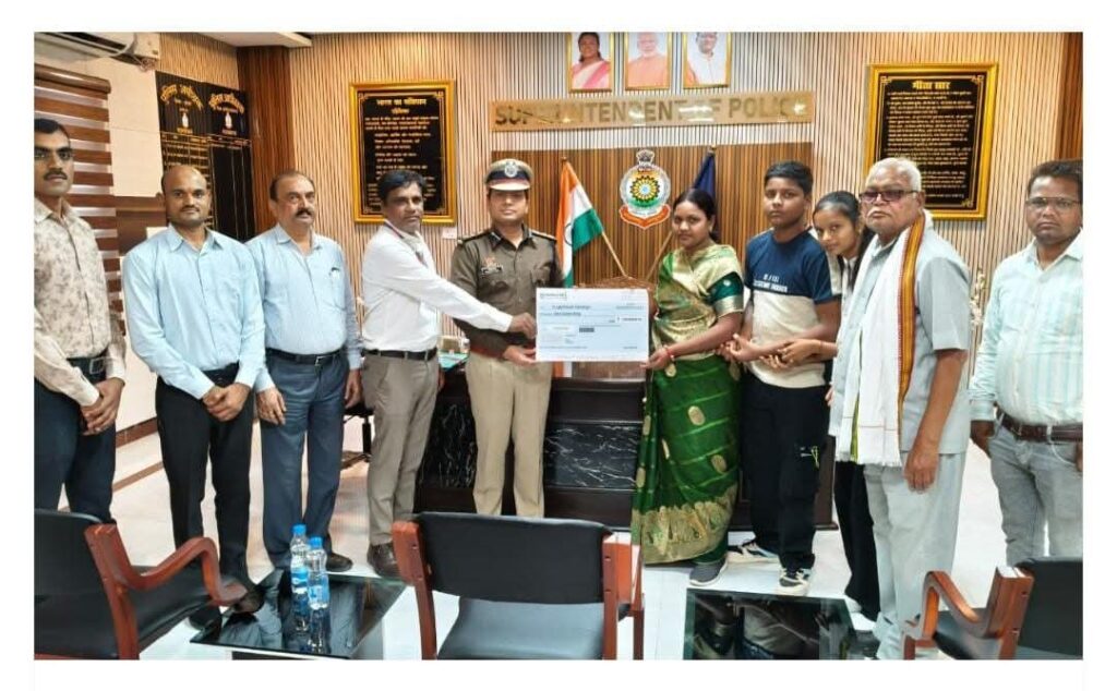 पुलिस सैलरी पैकेज: शहीद आरक्षक राकेश डहरिया की पत्नी को 1 करोड़ रुपये की सहायता