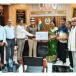 पुलिस सैलरी पैकेज: शहीद आरक्षक राकेश डहरिया की पत्नी को 1 करोड़ रुपये की सहायता