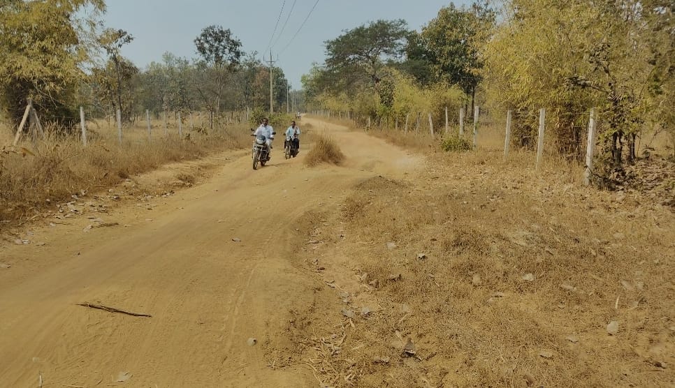 आजादी के 77 वर्ष बाद भी जर्जर मार्ग से परेशान ग्रामीण, एम्बुलेंस सुविधा पर भी उठे सवाल