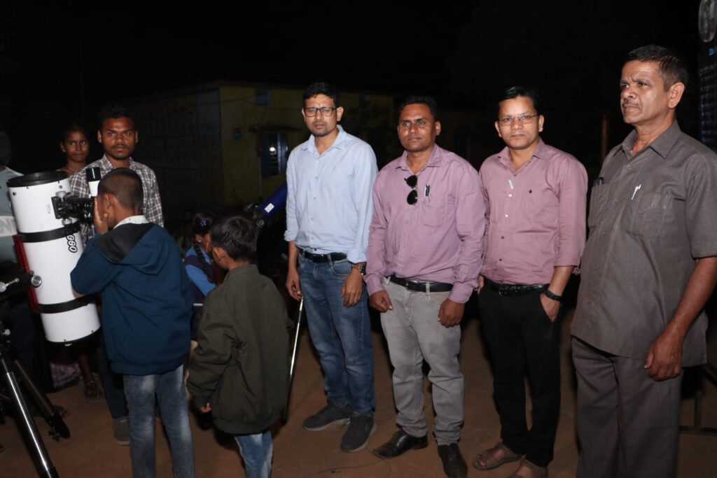 खगोल विज्ञान कार्यशाला में बच्चों ने किया चंद्रमा-बृहस्पति का अवलोकन टेलिस्कोप से स्टार-गेजिंग, वैज्ञानिक भ्रांतियों का हुआ निराकरण