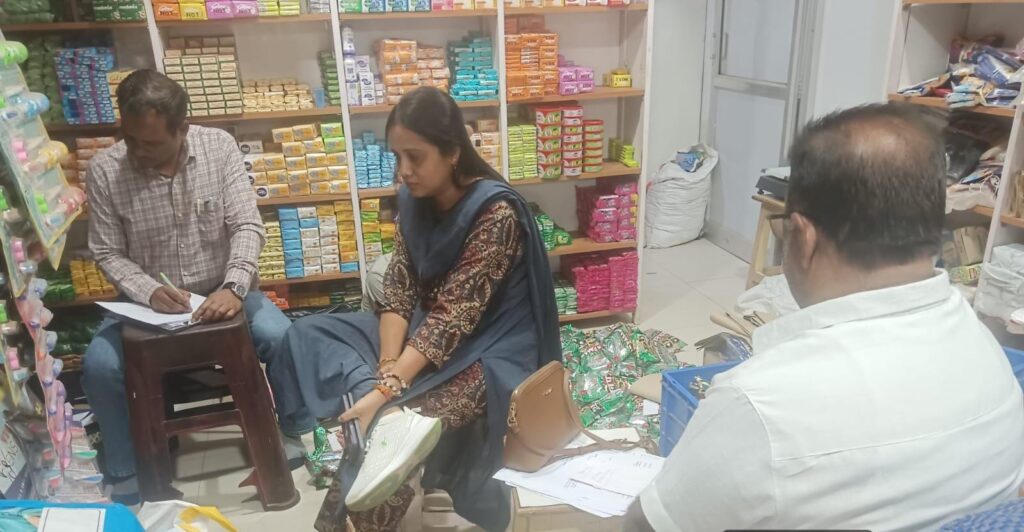 09 बोरी गुटखा जब्त, नमूने जांच हेतु भेजे गए