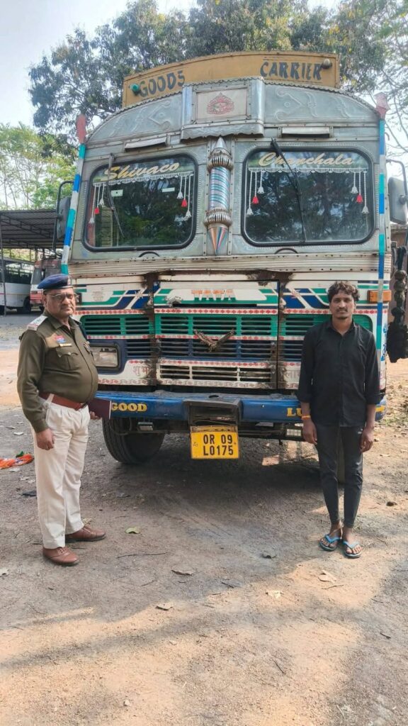 ऑपरेशन प्रहार: रायगढ़ पुलिस का अवैध स्क्रैप नेक्सेस पर बड़ा प्रहार, 9 वाहन और 140 टन स्क्रैप जब्त कुल 1.60 करोड़ रुपये की संपत्ति जप्त, एसएसपी का सख्त संदेश