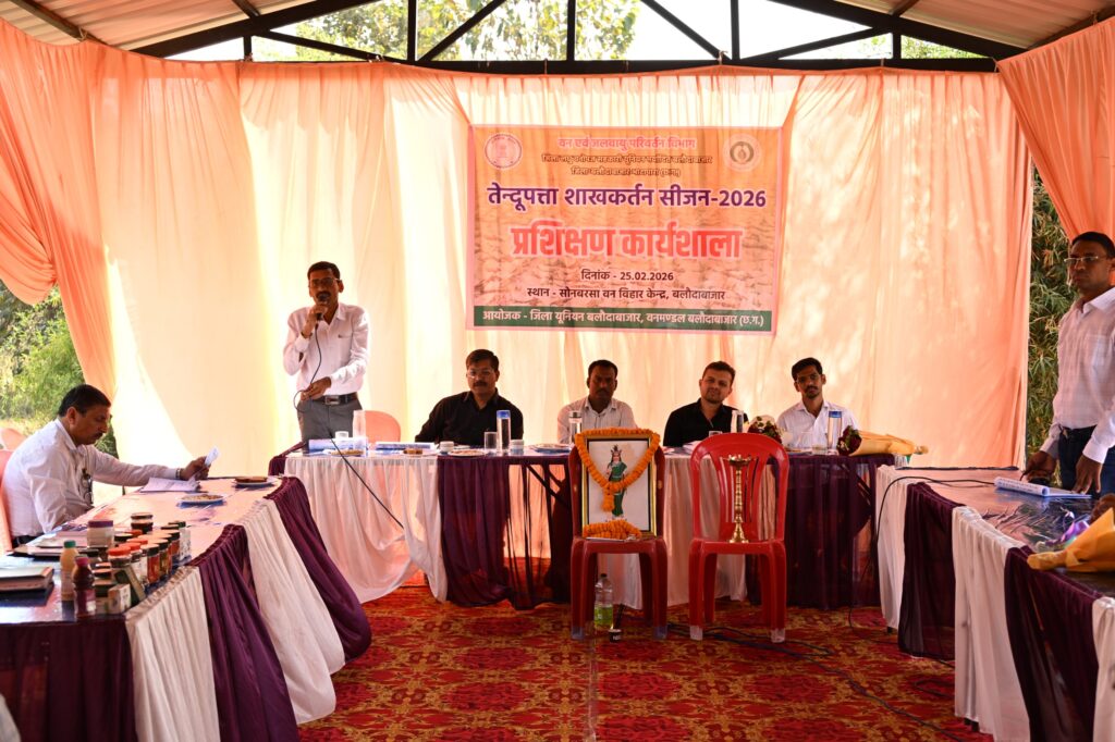 बलौदाबाजार: सोनबरसा में तेन्दूपत्ता संग्रहण 2026 हेतु शाखाकर्तन कार्यशाला आयोजित