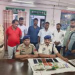 समाधान सेल की सूचना पर बड़ी कार्रवाई गिधपुरी पुलिस ने जुआ खेलते 7 जुआरियों को किया गिरफ्तार, ₹1.52 लाख नगद जब्त