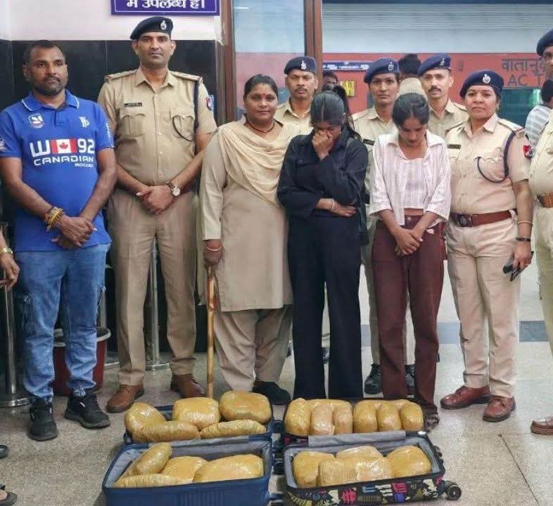 वंदे भारत एक्सप्रेस में गांजा तस्करी का भंडाफोड़: दो युवतियां गिरफ्तार, ट्रॉली बैग में छिपा रखा था 24 किलो माल