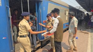 आस्था और सेवा का संगम: राजनांदगांव रेलवे स्टेशन पर जीआरपी ने बुझाई श्रद्धालुओं की प्यास