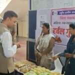 बलौदाबाजार में कलेक्टर कुलदीप शर्मा ने खरीदा हर्बल गुलाल, बिहान समूह की महिलाओं को किया प्रोत्साहित