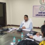 बलौदाबाजार में स्वास्थ्य विभाग की समीक्षा बैठक: अस्पतालों में बेहतर सुविधाएं और मरीजों से सकारात्मक व्यवहार के निर्देश