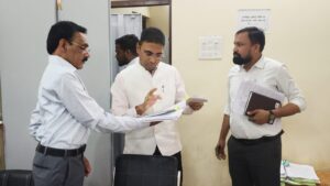 लवन तहसील कार्यालय और स्वामी आत्मानंद स्कूल का कलेक्टर ने किया निरीक्षण, लंबित ऑर्डरशीट पर तहसीलदार को नोटिस के निर्देश