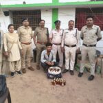 संयुक्त टीम की कार्रवाई, 10,900 रुपये मूल्य की देशी शराब जब्त