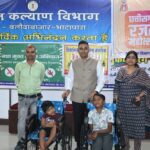 कलेक्टर कुलदीप शर्मा ने दो दिव्यांग बच्चों को प्रदान की व्हीलचेयर स्कूल आने-जाने और दैनिक कार्यों में मिलेगी सुविधा