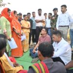 कलेक्टर ने पेड़ के नीचे चौपाल लगाकर सुनी ग्रामीणों की समस्याएं, त्वरित निराकरण के दिए निर्देश
