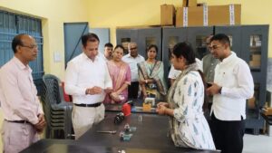 प्रभारी सचिव सिद्धार्थ कोमल परदेशी ने पीएमश्री स्वामी आत्मानंद स्कूल का किया निरीक्षण