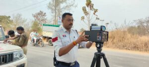 सारंगढ़-बिलाईगढ़: यातायात नियमों की अनदेखी पर पुलिस सख्त, 28 मामलों में वसूला 44 हजार का जुर्माना