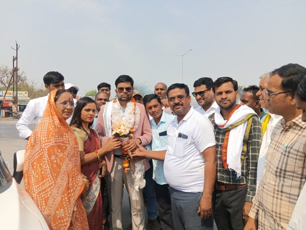 यूपीएससी चयनित आईएएस संजय डहरिया का झलप में हुआ सम्मान