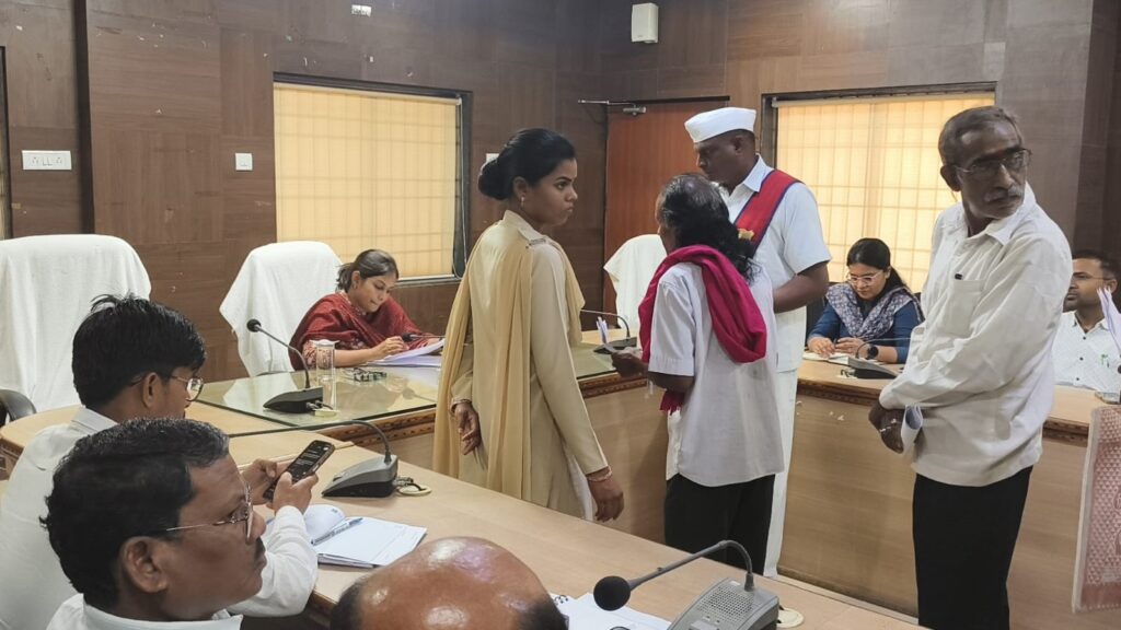 जनदर्शन में कलेक्टर प्रतिष्ठा ममगाईं ने सुनीं 44 आवेदनों की समस्याएं, त्वरित निराकरण के दिए निर्देश