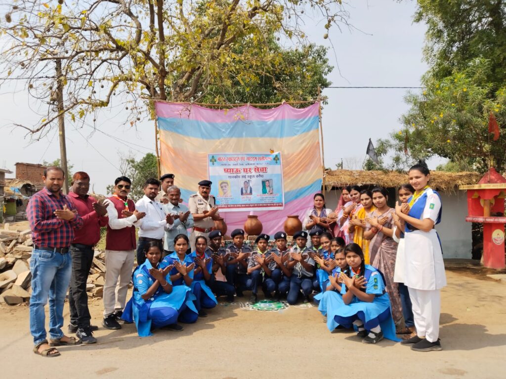 भीषण गर्मी में स्काउट-गाइड बच्चों की पहल, ग्राम चरौदा में तीन जगह प्याऊ घर शुरू, राहगीरों को ठंडा पानी पिलाकर पेश की सेवा की मिसाल