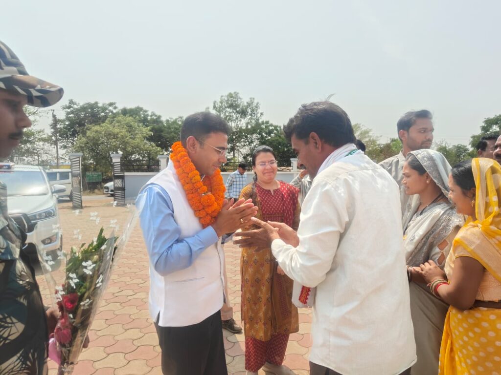 ग्राम छेरकापुर के अटल डिजिटल सुविधा केंद्र में कलेक्टर कुलदीप शर्मा का आगमन