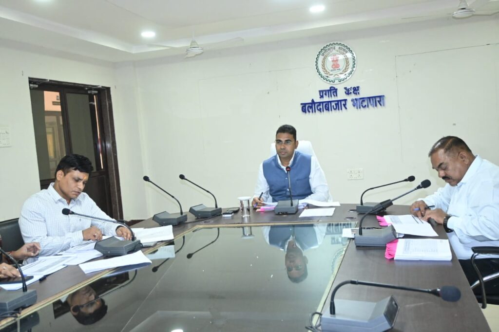 नगरीय निकायों के कार्यों की समीक्षा, कलेक्टर ने निर्माण कार्यों में तेजी और साफ-सफाई पर दिया जोर