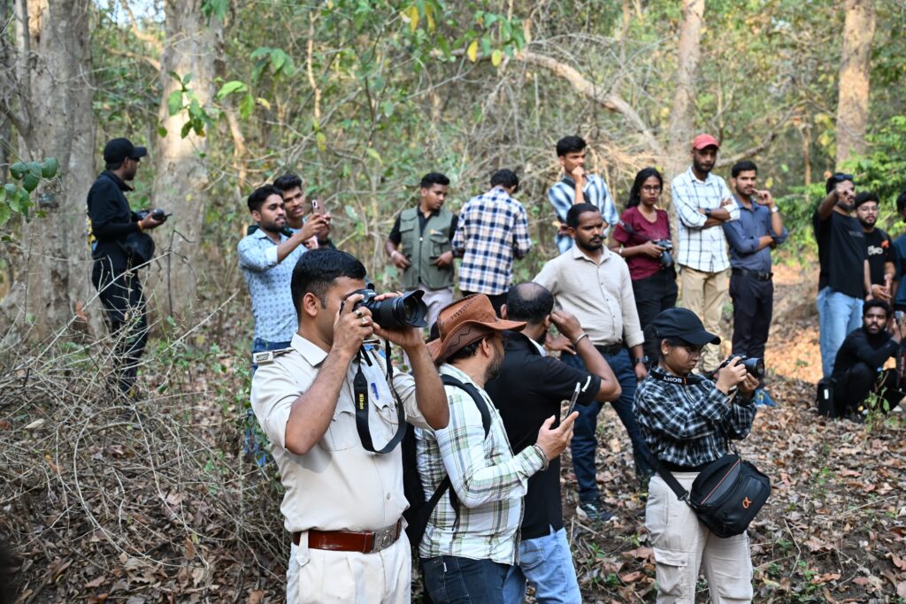 देवपुर नेचर कैंप में दो दिवसीय फोटोग्राफी कार्यशाला संपन्न: वनकर्मियों और युवाओं ने सीखे वन्यजीव छायांकन के गुर