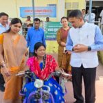 कलेक्टर ने दिव्यांगजनों को सहायक उपकरण वितरित किए, आत्मनिर्भरता पर दिया जोर