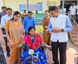 कलेक्टर ने दिव्यांगजनों को सहायक उपकरण वितरित किए, आत्मनिर्भरता पर दिया जोर