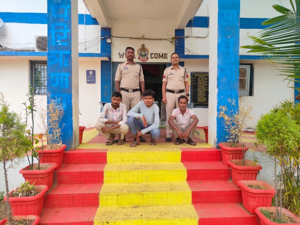 गरियाबंद पुलिस की बड़ी कार्रवाई: 21 पशु मुक्त, 30 लीटर महुआ शराब जब्त, 5 आरोपी गिरफ्तार
